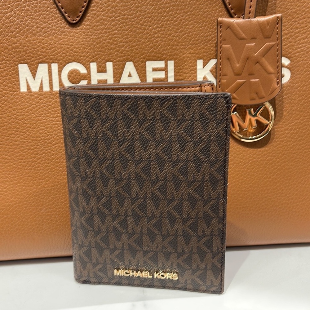 Michael Kors Jet Set Travel Passport Wallet
Brown Signature/Golden- NWT - Picture 6 of 16